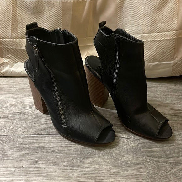 Black leather peep toe heels, worn only a few times. Size 8.5 - Picture 2 of 5